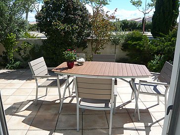 Ferienhaus in Gruissan - Blick aus dem Wohnraum auf die grosse Terrasse