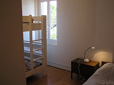 Ferienwohnung in Vira-Gambarogno - Schlafzimmer links, 3 Betten