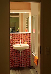 Ferienwohnung in Dresden - Badezimmer mit Badewanne, Waschbecken und WC
