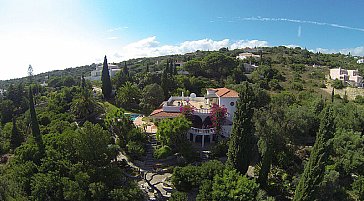 Ferienhaus in Santa Bárbara de Nexe - Haus und Garten von oben