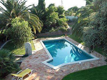 Ferienhaus in Santa Bárbara de Nexe - Der Pool von der Dachteeasse gesehen