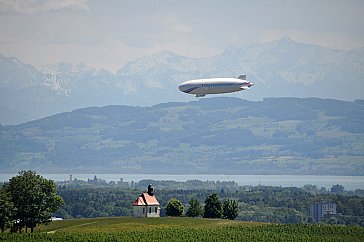 Ferienwohnung in Friedrichshafen - Haldenbergkapelle und der Zeppelin