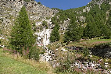 Ferienwohnung in Saas-Almagell - Blick von der Wohnung auf den Wasserfall