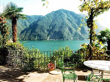 Ferienhaus in Lugano - Terrasse mit Weinlaube