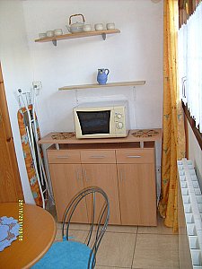 Ferienwohnung in L’Estartit - Schrank mit Mikrowelle und Bügelbrett