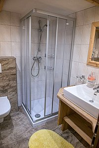 Ferienhaus in Garfrescha - Badezimmer mit Dusche und WC