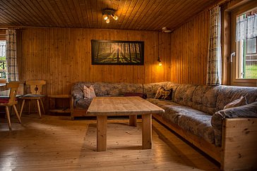 Ferienhaus in Garfrescha - Wohnbereich mit grosser Couch