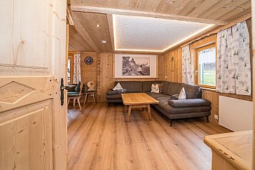 Ferienhaus in Garfrescha - Wohnbereich mit grosser Couch