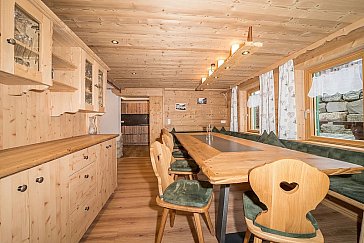 Ferienhaus in Garfrescha - Grosser Esstisch mit reichlich Platz