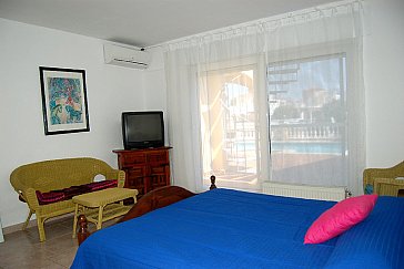 Ferienhaus in Ampuriabrava - Schlafzimmer mit Doppelbett und TV