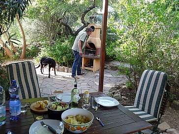 Ferienhaus in Sanalvo - Vordere Terrasse mit kleinem Grill