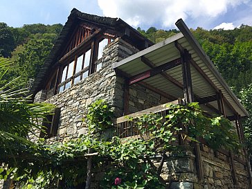 Ferienhaus in Aurigeno - Überdachung beim seitlichen Eingang