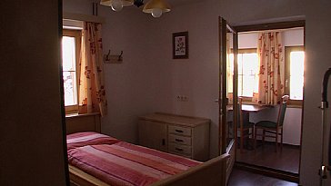 Ferienwohnung in Sillian - Schlafzimmer 2 mit Nebenraum, Sitzgruppe und Sofa