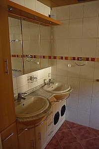 Ferienwohnung in Sillian - Doppelwaschtisch, Bad im Keller, mit Whirlpool