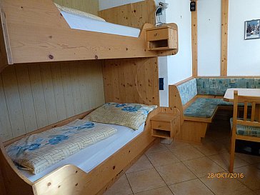 Ferienwohnung in Sillian - Stockbett und feine Sitzecke mit TV