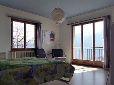 Ferienwohnung in Locarno-Muralto - Schlafzimmer 1 mit zwei Betten und Balkon