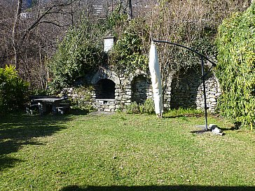 Ferienwohnung in Locarno-Muralto - Terrasse mit Liegewiese und Grillplatz