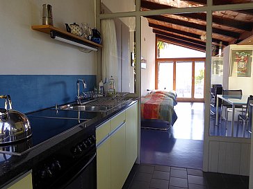 Ferienwohnung in Locarno-Muralto - Eingang mit Durchblick von Küche zu Wohnraum