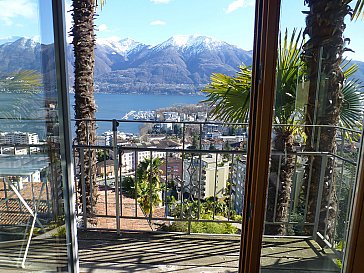 Ferienwohnung in Locarno-Muralto - Balkon mit Blick über den See aufs Gamborogno