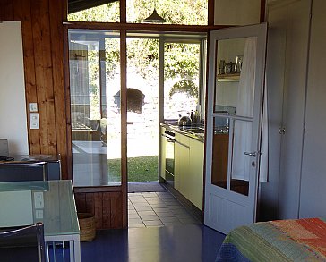 Ferienwohnung in Locarno-Muralto - Küche mit Ausgang zur Liegewiese