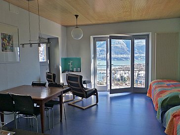 Ferienwohnung in Locarno-Muralto - Aufenthalts- und Schlafraum, Südbalkon