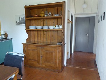 Ferienwohnung in Locarno-Muralto - Das antique Büfett als Geschirrschrank