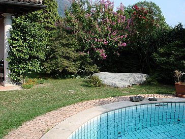 Ferienhaus in Tegna - Auf unser Findling sonnige Wärme der Natur