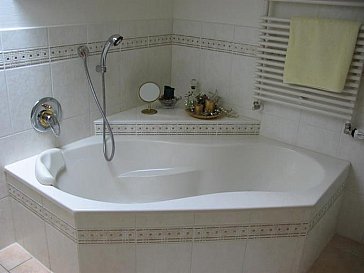 Ferienwohnung in Herschweiler-Pettersheim - Badewanne im Badezimmer