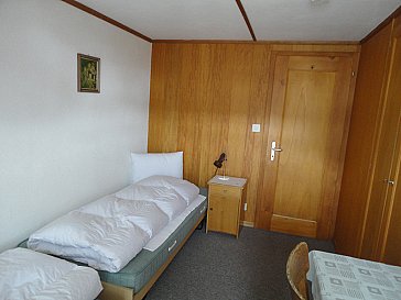 Ferienwohnung in Adelboden - Die kleineren Zimmer mit Waschbecken