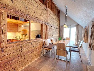 Ferienhaus in Breitnau - Esszimmer mit Durchreiche zur Küche