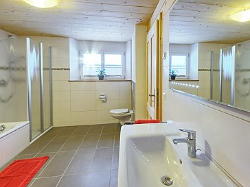 Ferienhaus in Breitnau - Bad mit Badewanne, Dusche, WC und Saunakabine
