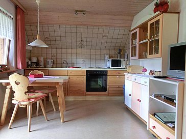 Ferienwohnung in Bernau im Schwarzwald - Küche mit Essplatz am Fenster