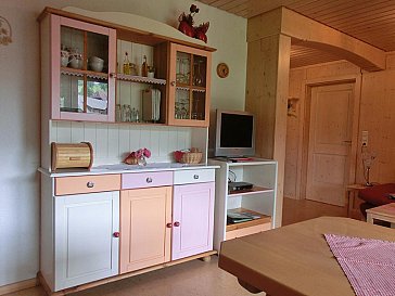 Ferienwohnung in Bernau im Schwarzwald - Schrank mit Geschirr und schönen Gläsern