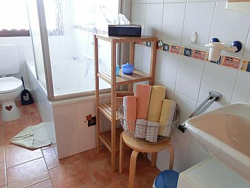 Ferienwohnung in Bernau im Schwarzwald - Bad/Dusche/WC mit Föhn und Pflegeprodukten