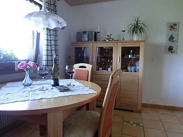 Ferienwohnung in Bernau im Schwarzwald - Küche mit Essplatz am Fenster mit Panoramablick