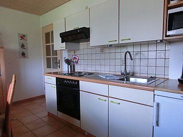 Ferienwohnung in Bernau im Schwarzwald - Küche mit Herd, Spüle und Spülmaschine
