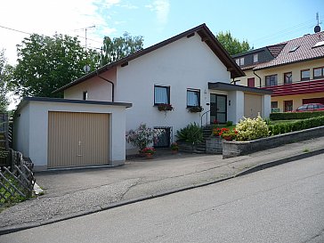 Ferienwohnung in Uhldingen-Mühlhofen - Haus-Vordereite mit Parkplatz