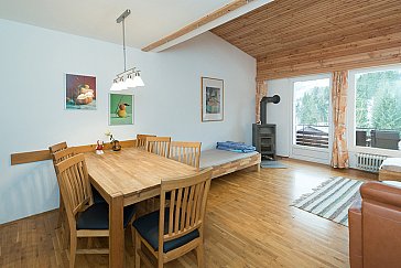 Ferienhaus in Bürserberg - Essplatz mit gemütlichem Ofen