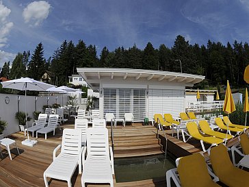 Ferienwohnung in Egg am Faaker See - Strand mit Sonnenliegen