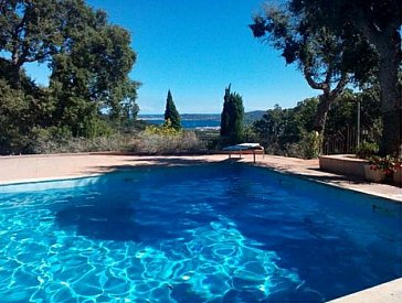 Ferienwohnung in Grimaud - Blick vom Pool auf die Bucht