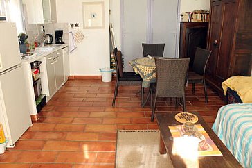 Ferienwohnung in Grimaud - Küchenzeile Tür zum Schlafzimmer, rechts Tür WC