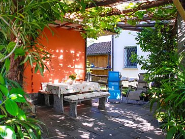 Ferienwohnung in Gordola - Pergola vor dem Appartement