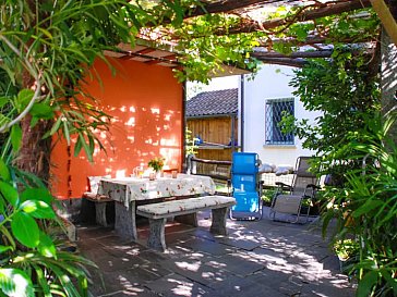 Ferienwohnung in Gordola - Pergola vor dem Appartement