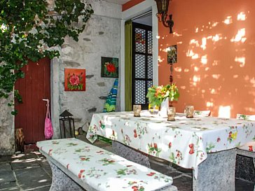 Ferienwohnung in Gordola - Pergola vor dem Appartement