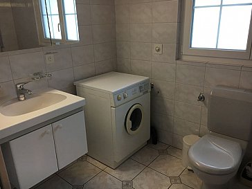 Ferienhaus in Klosters - Badezimmer mit Waschmaschine