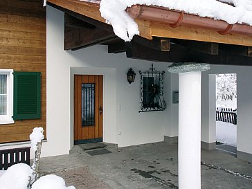 Ferienhaus in Klosters - Hauseingang mit Carport