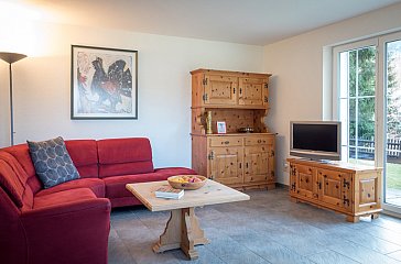 Ferienhaus in Klosters - Wohnraum mit Sofa und TV