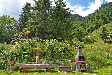Ferienhaus in Kelchsau - Grill und Brunnen im Garten