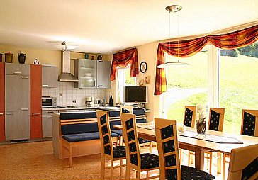 Ferienhaus in Kaltenbach - Wohnraum mit Esstisch u. offene Küche