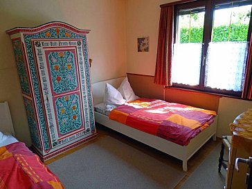 Ferienwohnung in Ascona - Schlafzimmer, Kasten, Bett am Fenster
